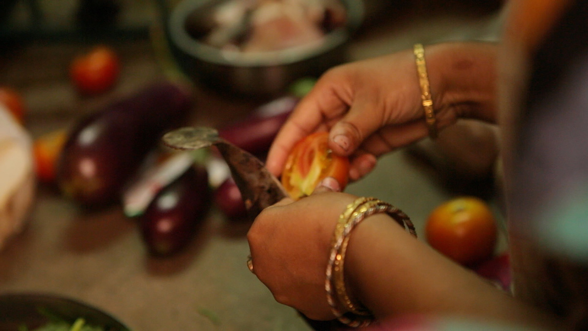 Cutting tomato still from the film Objects in the mirror are as the appear by Tarje Eikanger Gullaksen