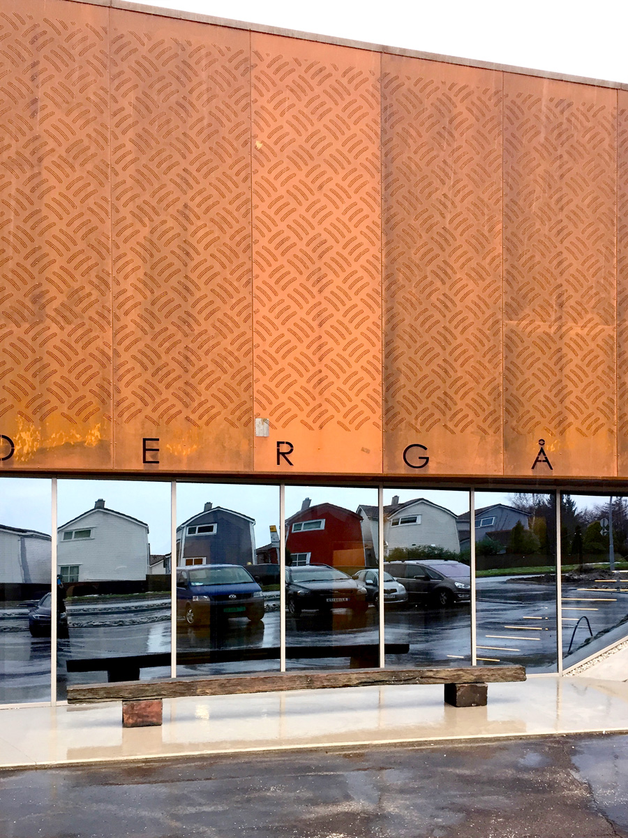 Bronze sculpture Untitled (Bench) by Tarje Eikanger Gullaksen at Skulpturbiennalen Vigeland Museet
